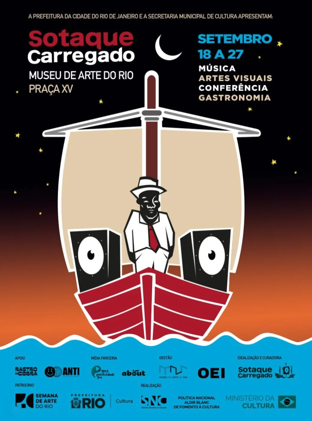 Cartaz do festival Sotaque Carregado com ilustração de um homem de terno branco em um barco vermelho com caixas de som no lugar de velas, sob um céu em degradê laranja e azul-escuro.