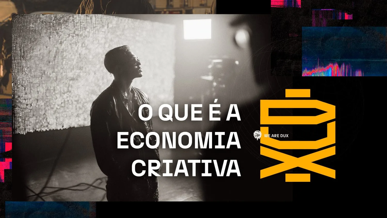 Pessoa em pé num estúdio iluminado por luz de softbox, em preto e branco dramático, com o título 'O que é a economia criativa'