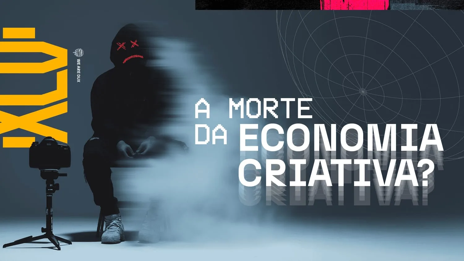 Figura sentada vestida de preto, com rosto de carinha triste de olhos em X, em meio a fumaça e desfoque, ao lado de uma câmera em tripé, com a pergunta 'A morte da economia criativa?'