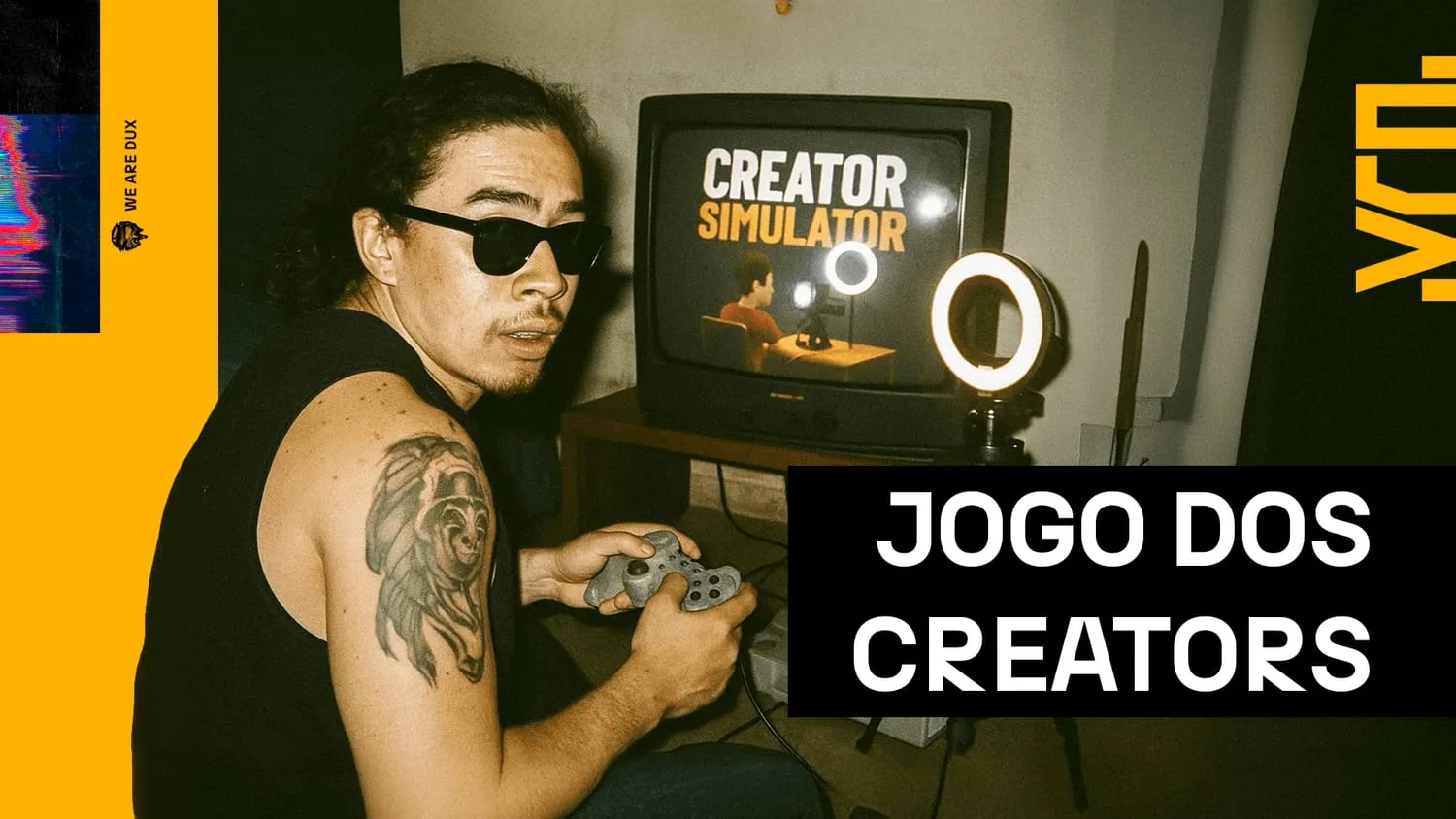 Homem de óculos escuros jogando videogame diante de uma TV de tubo antiga que exibe 'Creator Simulator', iluminado por uma ring light, com o título 'Jogo dos creators'